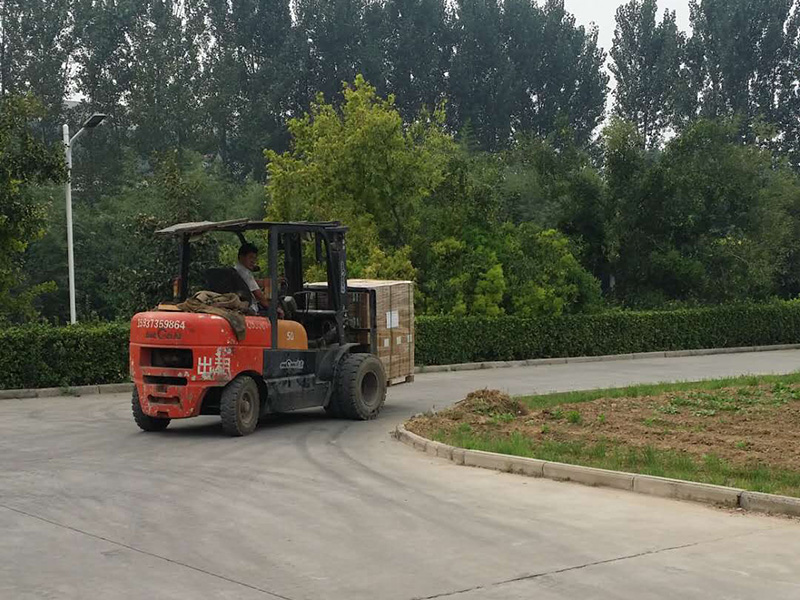 客戶訂購產品，產品裝車中